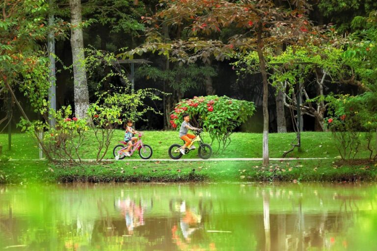 Trẻ em đạp xe trên đường dạo ven hồ trong khu đô thị Ecopark