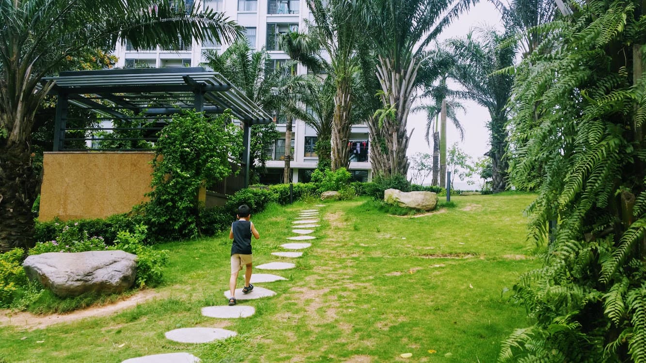 Lối đi công viên rợp bóng cây trong khu đô thị Ecopark